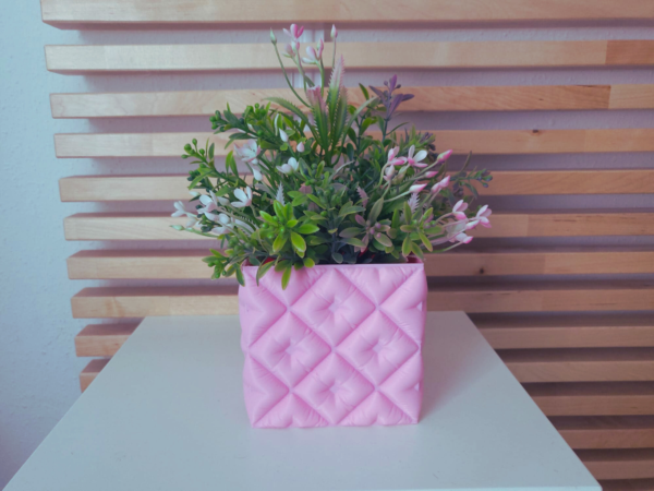 Maceta impresa en 3D de diseño acolchado en color rosa, fabricada en PLA biodegradable, con dimensiones de 120 mm x 120 mm. Ideal para plantas pequeñas y decoración moderna.