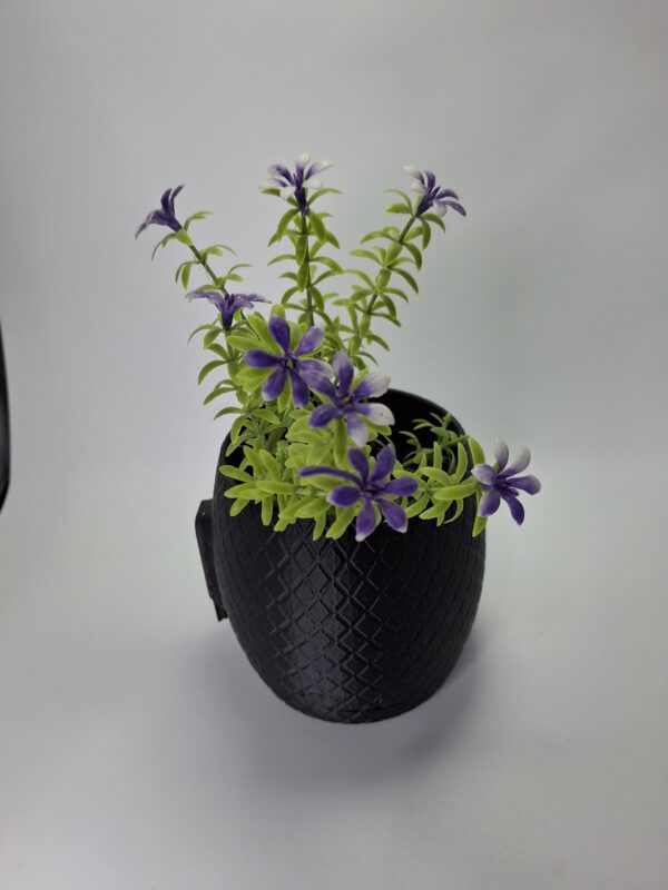 Maceta colgante impresa en 3D, fabricada en PLA biodegradable, de diseño moderno y tamaño compacto (80x80 mm), ideal para interior y exterior. Decoración sostenible en color negro.